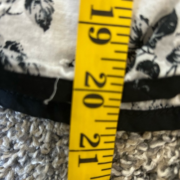 Studio 253 100% cotton black and white feminine floral skirt size small - Picture 5 of 6